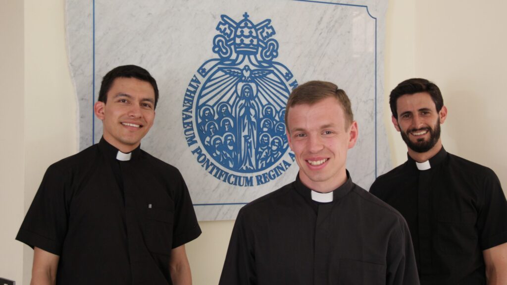 Teología a distancia y en español en el Ateneo Pontificio Regina Apostolorum