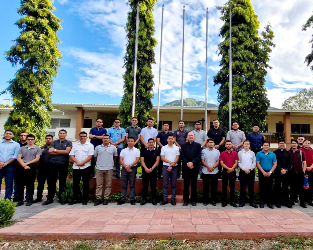 Ejercicios espirituales a los seminaristas del Seminario Mayor de la diócesis de Santiago de María, El Salvador