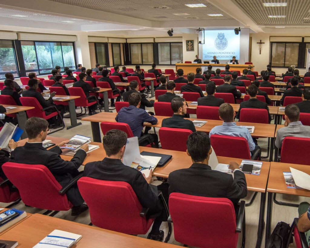 Ateneo Pontificio Regina Apostolorum publica oportunidades de formación teológica en español